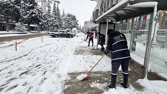 Büyükşehir’den Yaya Yollarında Kar Mesaisi