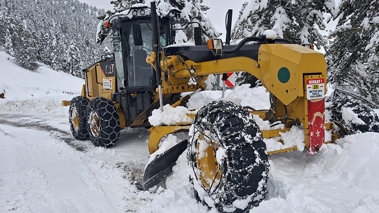 Kırsalda Kar Seferberliği; Büyükşehir Ekipleri 7/24 Sahada
