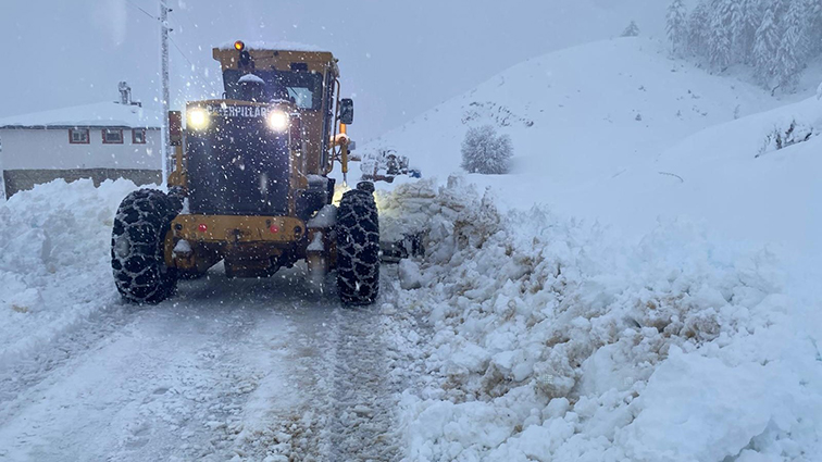 Büyükşehir, Şehrin Dört Bir Yanında Kar Mesaisini Sürdürüyor