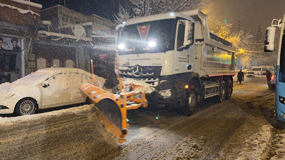 Büyükşehir, Kar Mesaisini Gece Saatlerinde de Kesintisiz Sürdürüyor