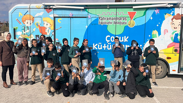 Mobil Kütüphane ile Kitapların Büyülü Dünyası Kırsala Taşındı