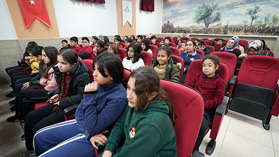 Şampiyon Sporcu Fatma Gül Güler, Gençlerle Deneyimlerini Paylaştı