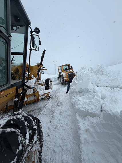 Onikişubat Belediyesi’nden kırsalda kesintisiz ulaşım için 7/24 karla mücadele