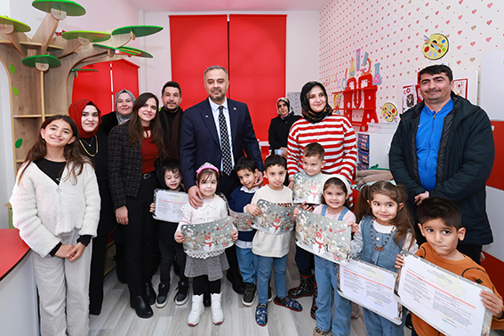 Başkan Toptaş’a karne programında miniklerden doğum günü sürprizi