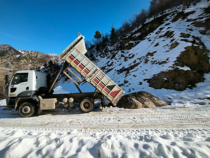Onikişubat Belediyesi’nden kırsalda aralıksız karla mücadele