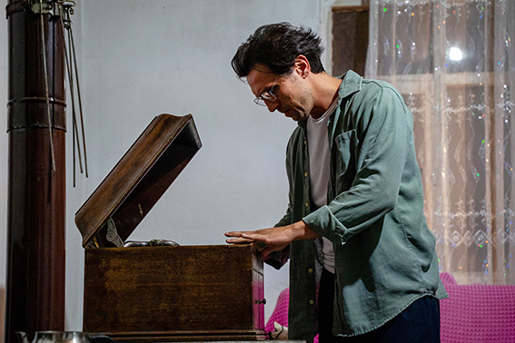 BURAK ALP YENİLMEZ GRAMAFON İLE İNGİLTERE YOLCUSU