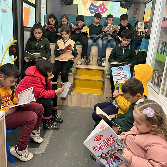 Büyükşehir’in Mobil Kütüphanesi Mart’ta Yüzlerce Çocuğa Ulaştı