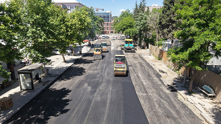 Büyükşehir, Cahit Zarifoğlu Caddesi’nde Asfalt Serimine Başladı