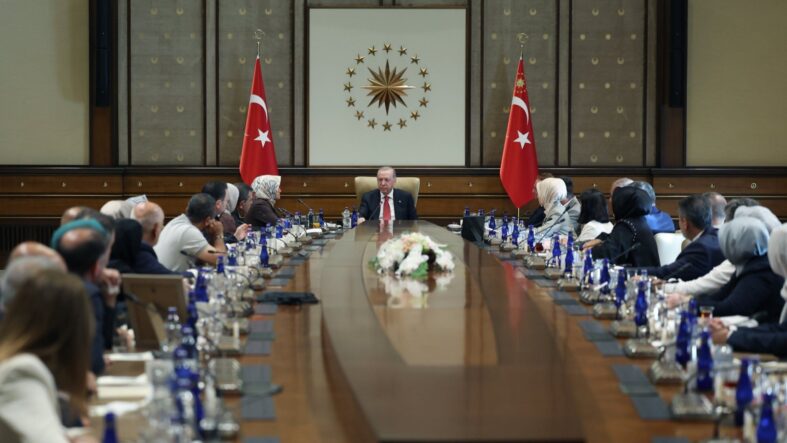 Cumhurbaşkanı Erdoğan, Ayser Çalık Ortaokulu Şehitlerinin Aileleriyle Bir Araya Geldi