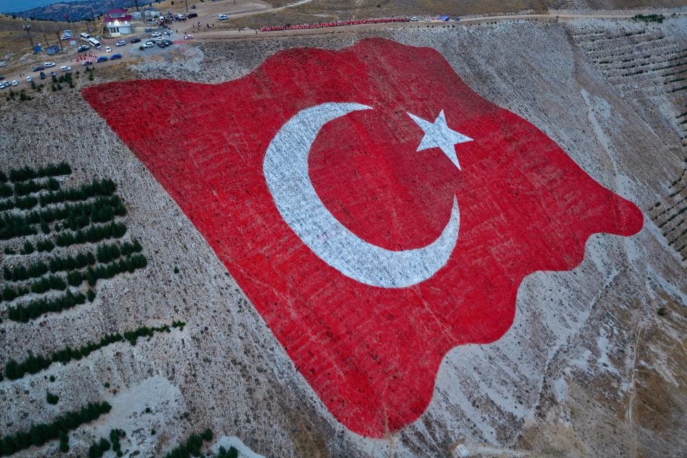 Dünyanın en büyük Türk bayrağında anlamlı 30 Ağustos Bayrağa Saygı Yürüyüşü