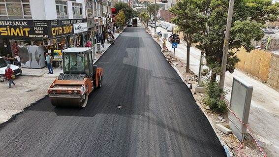 Büyükşehir, Elbistan’da Sıcak Asfalt Yatırımlarını Sürdürüyor
